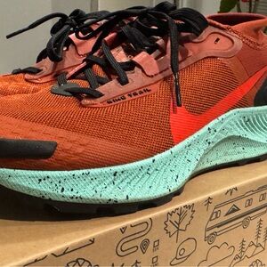 Nike Pegasus Goretex Trailer Run Men’s size 7.5 habanero red and Seafoam